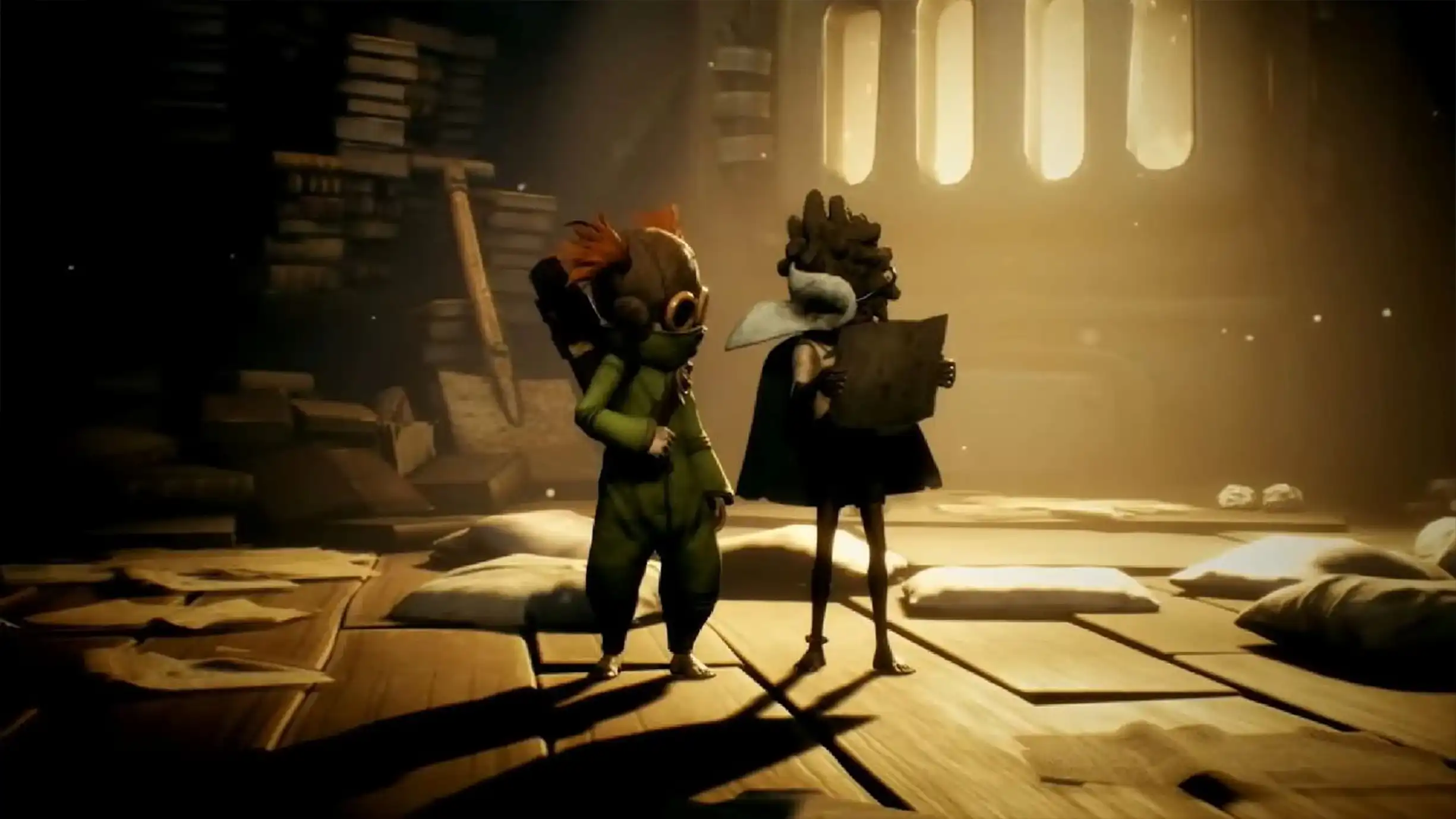 Low (máscara de pájaro) con arco y Alone (llave inglesa) cooperando en un puzle del juego Little Nightmares 3.