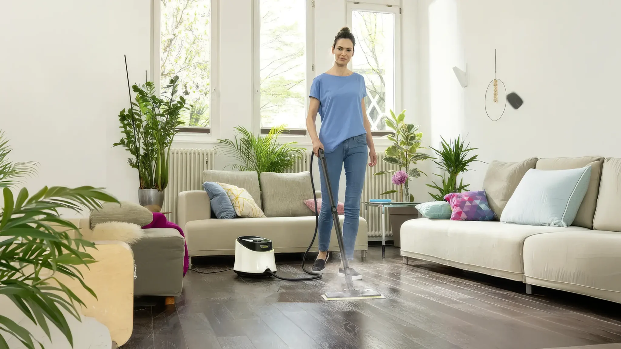 Persona usando un limpiador de vapor para desinfectar superficies del hogar sin químicos agresivos.